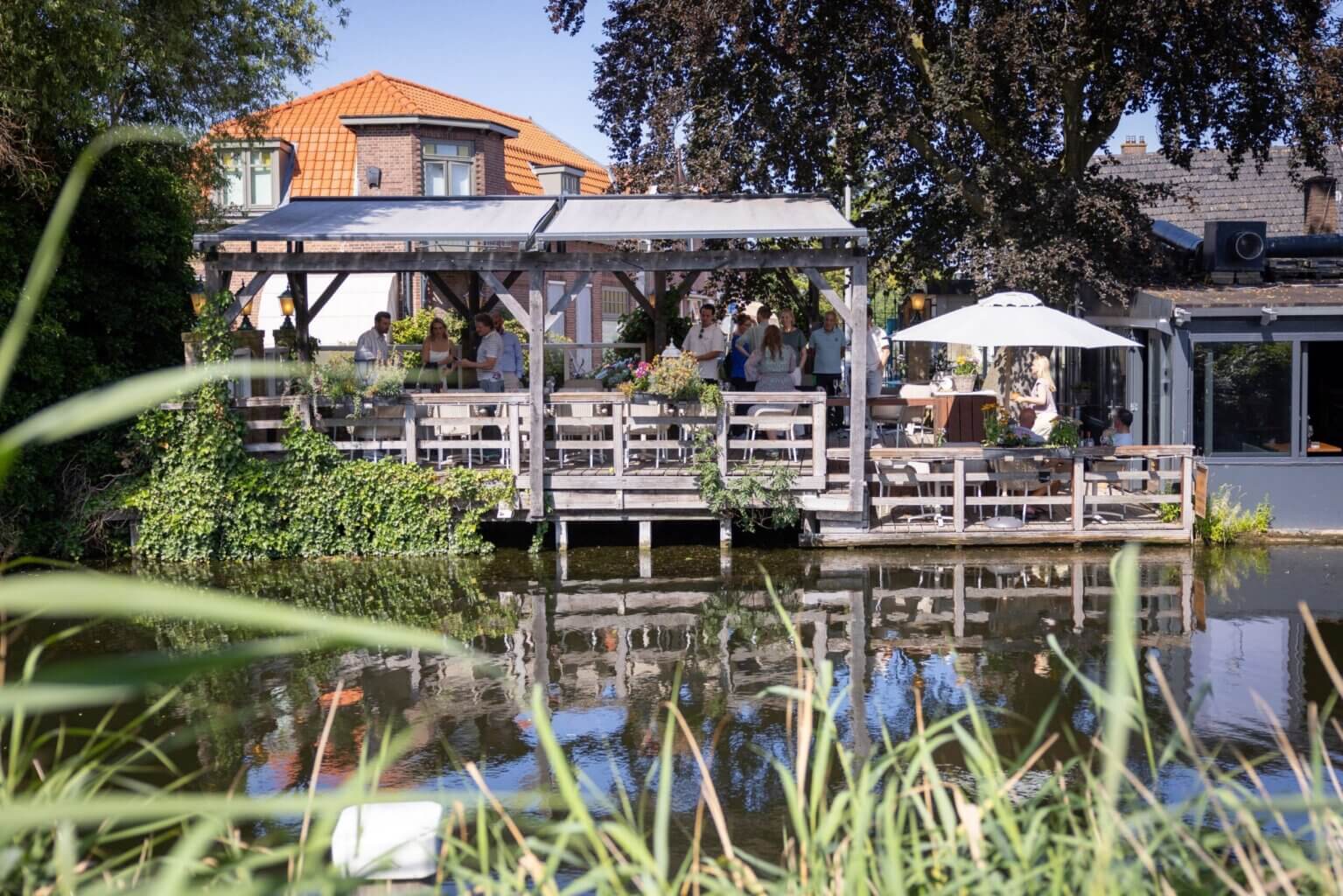 Drukte op het terras van de Prins van Terbregge bij de prijsuitreiking