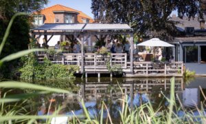 Drukte op het terras van de Prins van Terbregge bij de prijsuitreiking