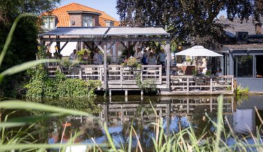 Drukte op het terras van de Prins van Terbregge bij de prijsuitreiking