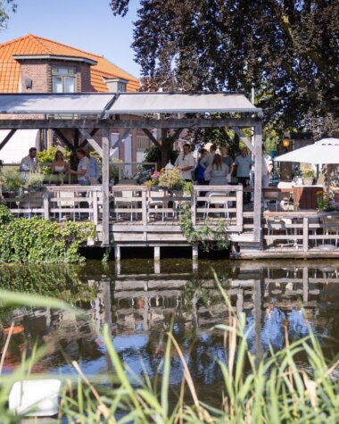 Drukte op het terras van de Prins van Terbregge bij de prijsuitreiking