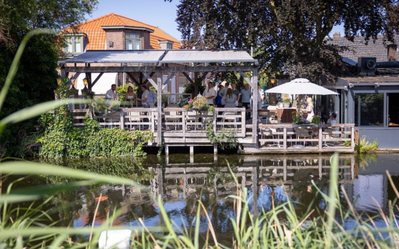 Drukte op het terras van de Prins van Terbregge bij de prijsuitreiking